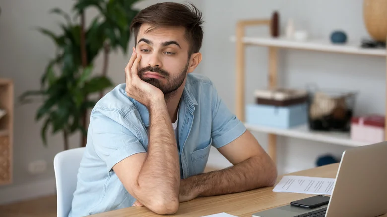 Poser la tête sur la main