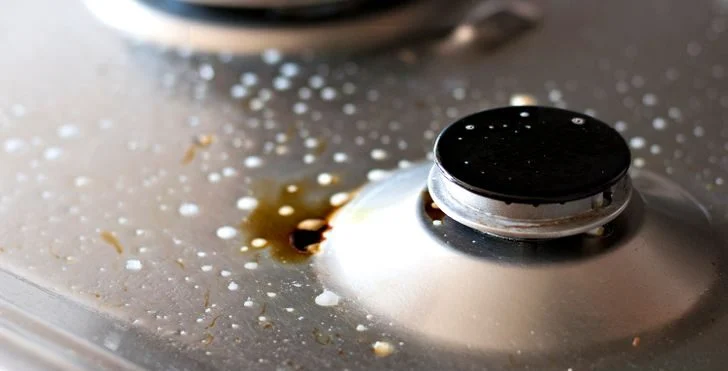Petites taches sur la cuisinière