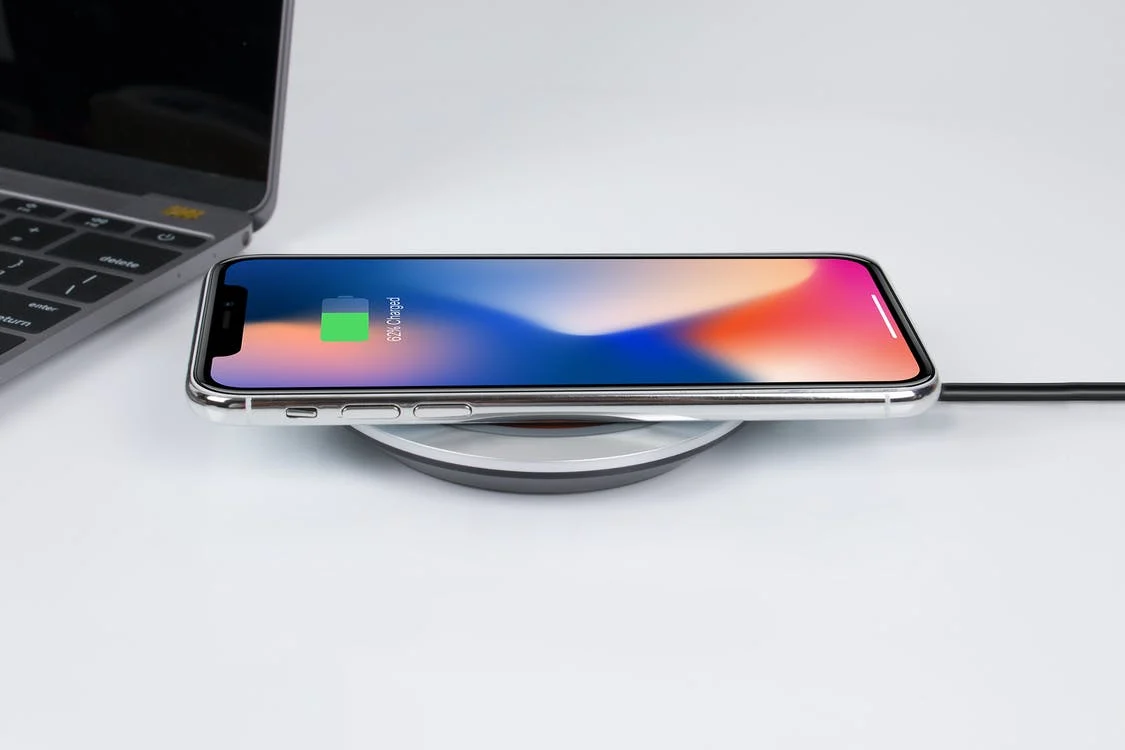 Charger son téléphone pendant la nuit gaspille de l'énergie