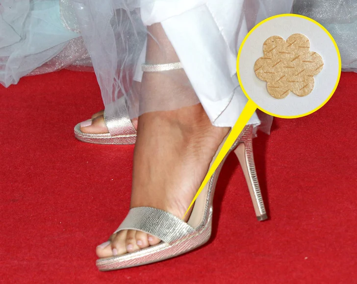 Elles améliorent le confort de leurs pieds en utilisant des coussinets et des patchs collants