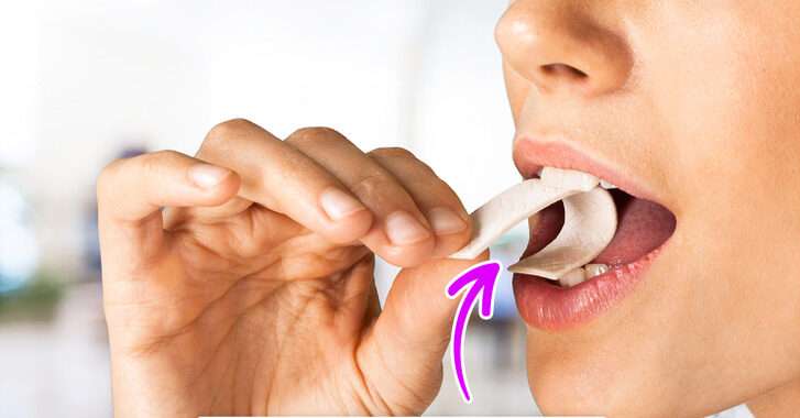 Mâcher fréquemment un chewing-gum