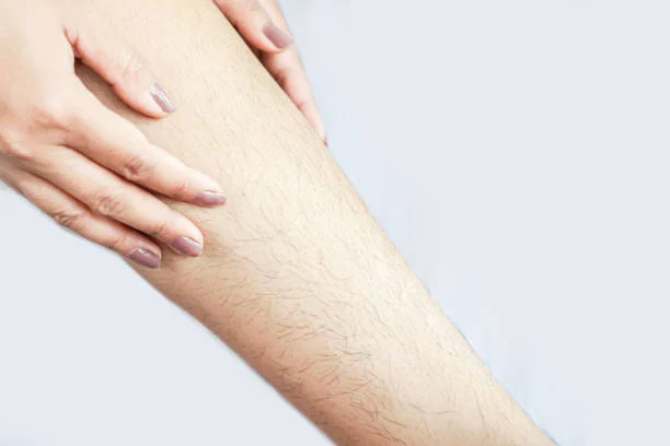 mythes  Il est possible de prédire le sexe du bébé en fonction de la pousse des cheveux