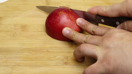 Le vinaigre et les pommes permettent d'éliminer les mauvaises odeurs des planches à découper00