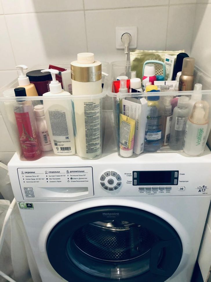 Produits de beauté stockés au-dessus de la machine à laver