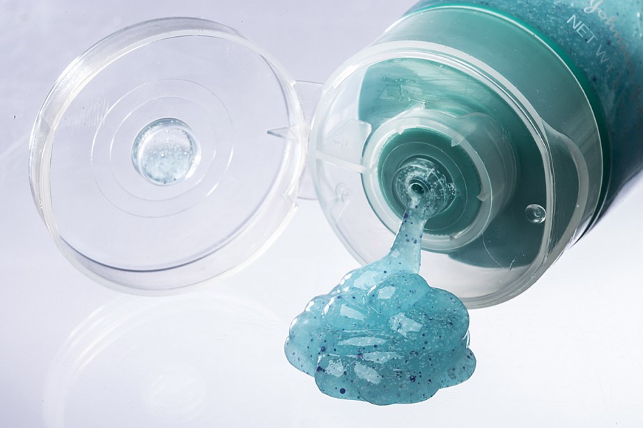 Se laver le visage pourrait libérer des microbilles dans la terre