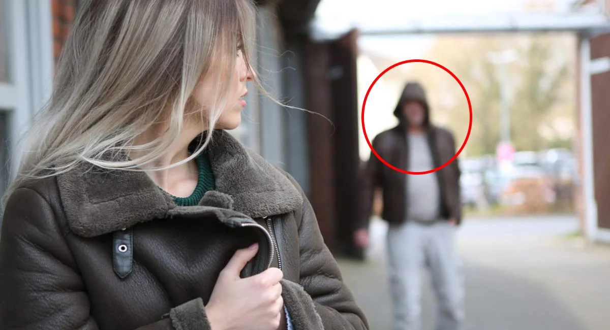 Vous avez l’impression que quelqu’un vous observe 5 raisons qui font qu’on se sent parfois surveillé quelqu'un vous regarde