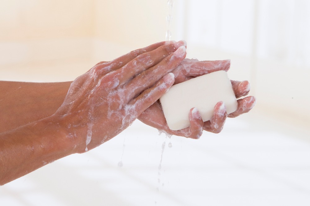 Utiliser un savon antibactérien à chaque fois que vous vous lavez