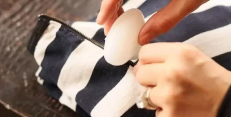Elles utilisent du savon pour dégripper une fermeture éclair