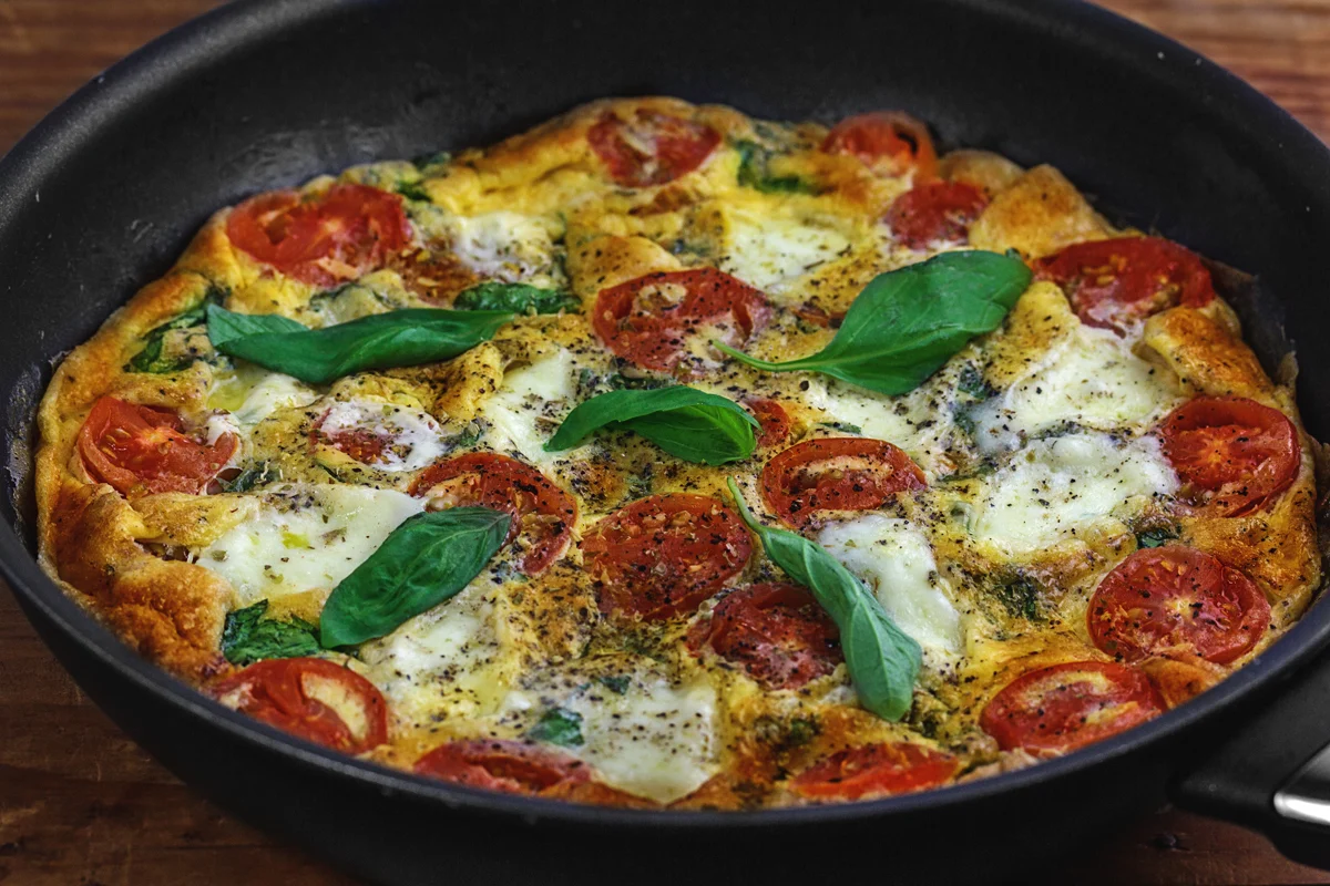 Frittata aux tomates, aux artichauts et à la feta