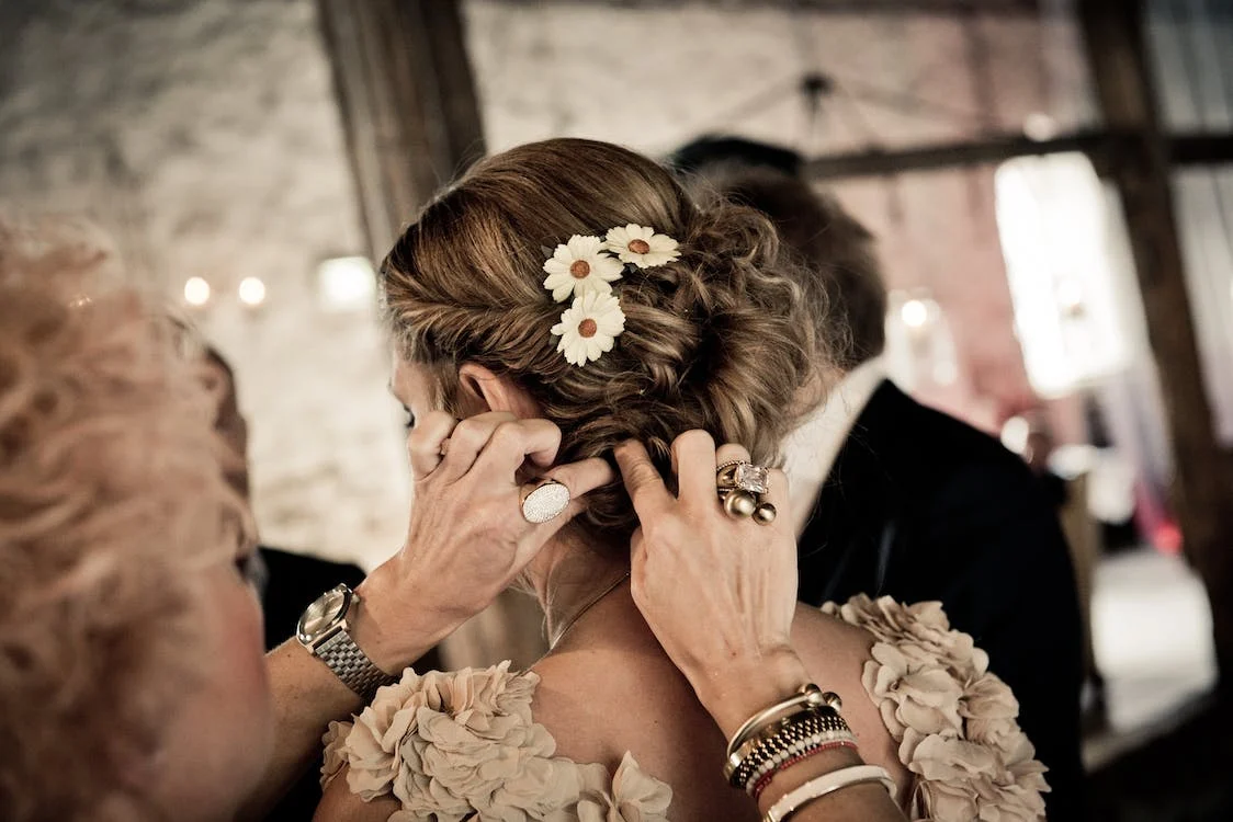 Cette mariée a coupé ses longs cheveux en un carré court entre la cérémonie de mariage et la réception cheveux courts cheveux longs coupe carrée bob