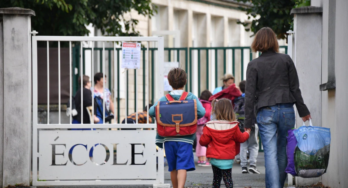 Une mère de famille décède devant les yeux de ses trois enfants en allant les récupérer à l’école 02 mère de famille enfants