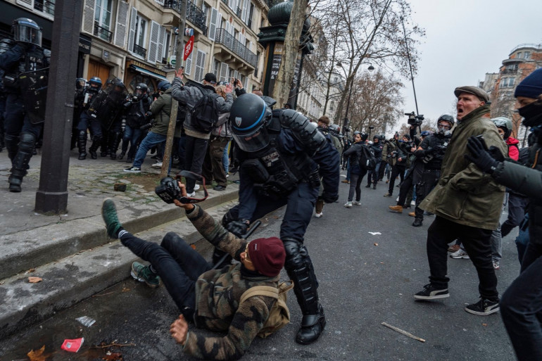 1568341 le manifestant se prend un coup de matraque dans les testicules alors qu il est au sol le 19 janvier a paris police