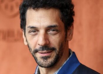 « Elle a secoué ses seins contre mes joues » : Tomer Sisley marqué par sa rencontre avec une star américaine