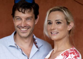 « C’est si douloureux » : Elodie Gossuin quitte la France sans son mari et ses enfants