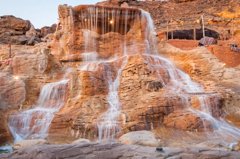 la-cascade-sur-la-roche-rouge-en-egypte-à-l-été-57001931