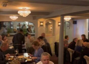 Neuf ans après la mort de son mari, elle l&rsquo;aperçoit en train de dîner dans un restaurant indien