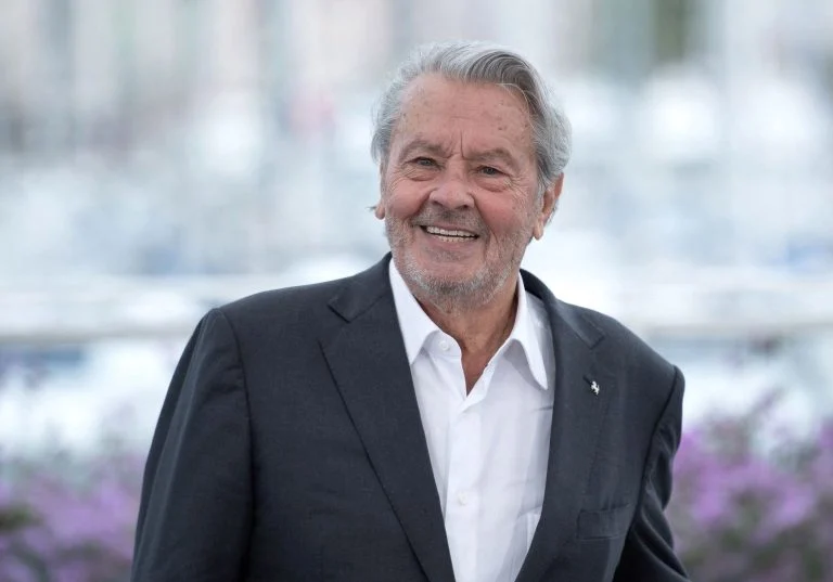 Alain-Delon-comble-l-acteur-fete-ses-86-ans-entoure-de-ses-fils-Anthony-et-Alain-Fabien