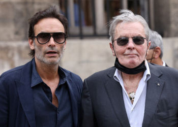 "J'ai eu envie de me tuer" : Anouchka Delon répond aux accusations de son frère, Anthony Delon concernant leur père Alain Delon 8 "J'ai eu envie de me tuer" : Anouchka Delon répond aux accusations de son frère, Anthony Delon concernant leur père Alain Delon « J’ai eu envie de me tuer » : Anouchka Delon répond aux accusations de son frère, Anthony Delon concernant leur père Alain Delon