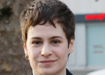 « C&rsquo;est malaisant » : Christine and the Queens surprend en hurlant lors du gala des Pièces jaunes (ZAPTV)