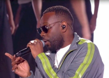 « Est-ce que tu l’aimes ? » Gims charrie Pierre et Héléna (Star Academy) en pleine prestation, les internautes s’enflamment