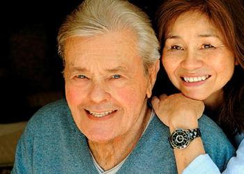 « Nous dormions dans le même lit » : les confidences d’Hiromi Rollin sur sa vie de couple avec Alain Delon