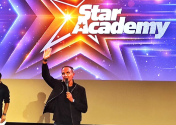 Star Academy : Nikos Aliagas poste un souvenir avec les élèves et fait une belle gaffe, les internautes hilares