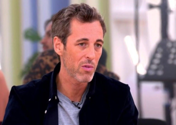 Bouleversé, Michael Goldman (Star Academy) fond en larmes devant la dernière prestation des élèves, qui interprètent une chanson de son père, Jean-Jacques Goldman