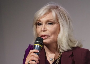 Amanda Lear raconte son histoire d&rsquo;amour avec des jumeaux : « De temps en temps il envoyait son frère » (ZAPTV)