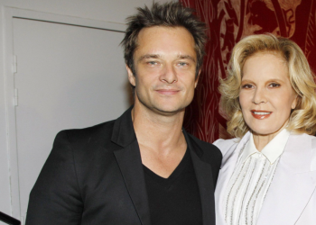 "Ma mère pour moi c'est une reine !" : David Hallyday fait une très belle déclaration à Sylvie Vartan, la chanteuse touchée par les mots de son fils 11 "Ma mère pour moi c'est une reine !" : David Hallyday fait une très belle déclaration à Sylvie Vartan, la chanteuse touchée par les mots de son fils « Ma mère pour moi c’est une reine ! » : David Hallyday fait une très belle déclaration à Sylvie Vartan, la chanteuse touchée par les mots de son fils