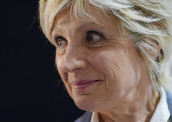 Evelyne Dhéliat blessée : elle s'exprime concernant son attelle au poignet 10 Evelyne Dhéliat blessée : elle s'exprime concernant son attelle au poignet Evelyne Dhéliat blessée : elle s’exprime concernant son attelle au poignet