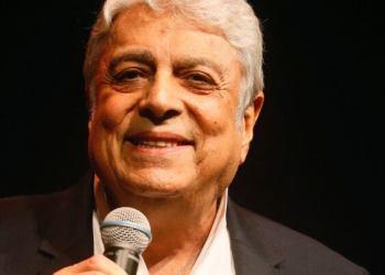 Enrico Macias pris en flagrant délit de mensonge par Kev Adams : l&rsquo;amusante anecdote du chanteur sur Maison de retraite 2 (ZAPTV)