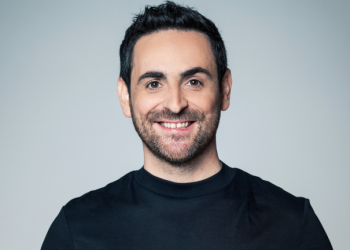 « Meilleur come-back » : Camille Combal relance sa célèbre caméra cachée, les internautes se régalent