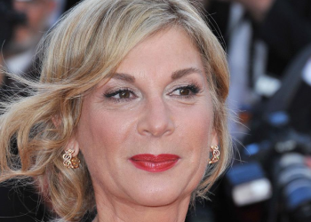 VIDÉO – « T&rsquo;es embêtante, toi ! » : Michèle Laroque rembarre Léa Salamé après une question sur François Baroin