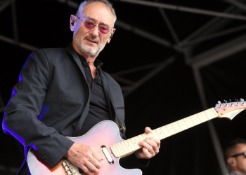 "Il peut être plus cinglant" : Michael Jones fait des confidences sur Jean-Jacques Goldman (ZAPTV) 7 "Il peut être plus cinglant" : Michael Jones fait des confidences sur Jean-Jacques Goldman (ZAPTV) « Il peut être plus cinglant » : Michael Jones fait des confidences sur Jean-Jacques Goldman (ZAPTV)