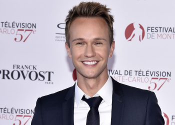 "Mais j'hallucine !" : Cyril Féraud surpris en voyant Michel Drucker débarquer sur son plateau (ZAPTV) 17 "Mais j'hallucine !" : Cyril Féraud surpris en voyant Michel Drucker débarquer sur son plateau (ZAPTV) « Mais j’hallucine ! » : Cyril Féraud surpris en voyant Michel Drucker débarquer sur son plateau (ZAPTV)