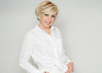 "Évelyne Dhéliat va continuer…" : le patron des antennes répond avec humour aux rumeurs de départ des stars de TF1 ! 5 "Évelyne Dhéliat va continuer…" : le patron des antennes répond avec humour aux rumeurs de départ des stars de TF1 ! « Évelyne Dhéliat va continuer… » : le patron des antennes répond avec humour aux rumeurs de départ des stars de TF1 !