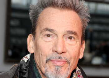 Florent Pagny : sa maison très modeste en Patagonie où il vit isolé du monde 15 Florent Pagny : sa maison très modeste en Patagonie où il vit isolé du monde Florent Pagny : sa maison très modeste en Patagonie où il vit isolé du monde