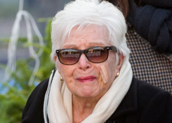 La sublime demeure de Line Renaud : ce "paradis secret" qu'elle habite depuis 70 ans 6 La sublime demeure de Line Renaud : ce "paradis secret" qu'elle habite depuis 70 ans La sublime demeure de Line Renaud : ce « paradis secret » qu’elle habite depuis 70 ans