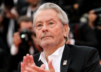 "Ils ne restent pas" : ce que les infirmiers d'Alain Delon ne supportent pas selon Hiromi Rollin 4 "Ils ne restent pas" : ce que les infirmiers d'Alain Delon ne supportent pas selon Hiromi Rollin « Ils ne restent pas » : ce que les infirmiers d’Alain Delon ne supportent pas selon Hiromi Rollin