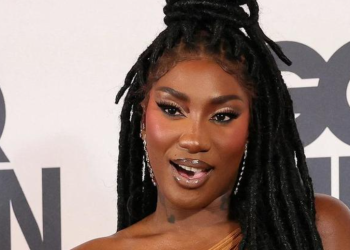 "Je vous dois quoi ?" : victime de racisme, Aya Nakamura répond sans langue de bois 11 "Je vous dois quoi ?" : victime de racisme, Aya Nakamura répond sans langue de bois « Je vous dois quoi ? » : victime de racisme, Aya Nakamura répond sans langue de bois