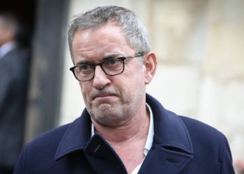 Christophe Dechavanne évoque sa mère avec émotion : “L’avant-veille de sa mort, elle m’a dit ‘Je t’aime’” 6 Christophe Dechavanne évoque sa mère avec émotion : “L’avant-veille de sa mort, elle m’a dit ‘Je t’aime’” Christophe Dechavanne évoque sa mère avec émotion : “L’avant-veille de sa mort, elle m’a dit ‘Je t’aime’”