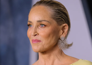 Sharon Stone révèle le nom du producteur qui lui a demandé d'avoir des relations sexuelles avec un autre acteur pour "améliorer leur entente sur le plateau" 3 Sharon Stone révèle le nom du producteur qui lui a demandé d'avoir des relations sexuelles avec un autre acteur pour "améliorer leur entente sur le plateau" Sharon Stone révèle le nom du producteur qui lui a demandé d’avoir des relations sexuelles avec un autre acteur pour « améliorer leur entente sur le plateau »