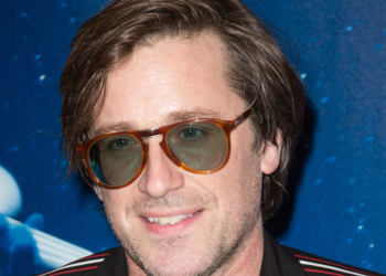 Mort du guitariste Sylvain Luc à 58 ans : Thomas Dutronc lui rend un vibrant hommage, « je n’arrive pas encore à réaliser… »