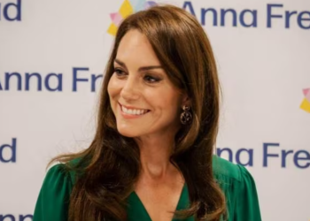 Kate Middleton critiquée après une photo retouchée : cet autre cliché avec Elizabeth II qui interroge 15 Kate Middleton critiquée après une photo retouchée : cet autre cliché avec Elizabeth II qui interroge Kate Middleton critiquée après une photo retouchée : cet autre cliché avec Elizabeth II qui interroge