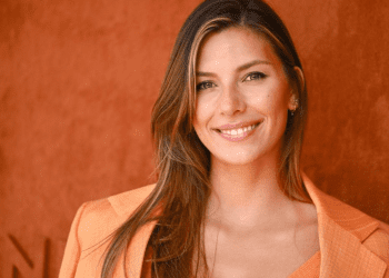 “Et pour ceux à qui ça ne plait pas…” : Camille Cerf pose fièrement en maillot de bain après sa grossesse