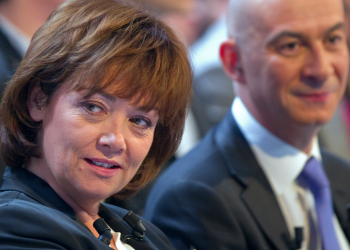 VIDÉO - Nathalie Saint-Cricq, hilare au téléphone avec Thomas Sotto, blague sur ses tenues vestimentaires 17 VIDÉO - Nathalie Saint-Cricq, hilare au téléphone avec Thomas Sotto, blague sur ses tenues vestimentaires VIDÉO – Nathalie Saint-Cricq, hilare au téléphone avec Thomas Sotto, blague sur ses tenues vestimentaires