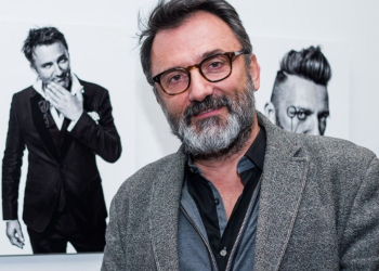 Frédéric Lopez malade : à 56 ans, le présentateur se prépare à devenir totalement sourd 5 Frédéric Lopez malade : à 56 ans, le présentateur se prépare à devenir totalement sourd Disparition d’Émile : sa famille soupçonnée par un prêtre du Vernet, « J’en suis sûr ! »