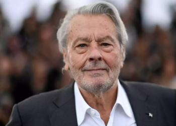 Alain Delon : le geste radical et inattendu de son ex Rosalie van Breemen pour l'aider à remonter la pente 10 Alain Delon : le geste radical et inattendu de son ex Rosalie van Breemen pour l'aider à remonter la pente Alain Delon : le geste radical et inattendu de son ex Rosalie van Breemen pour l’aider à remonter la pente