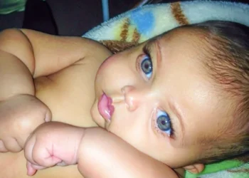 La beauté éblouissante d’Amaya, cette enfant métisse qui enflamme la toile