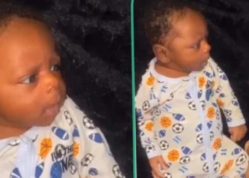 Le pouvoir des larmes de bébé : Quand une vidéo nocturne devient virale